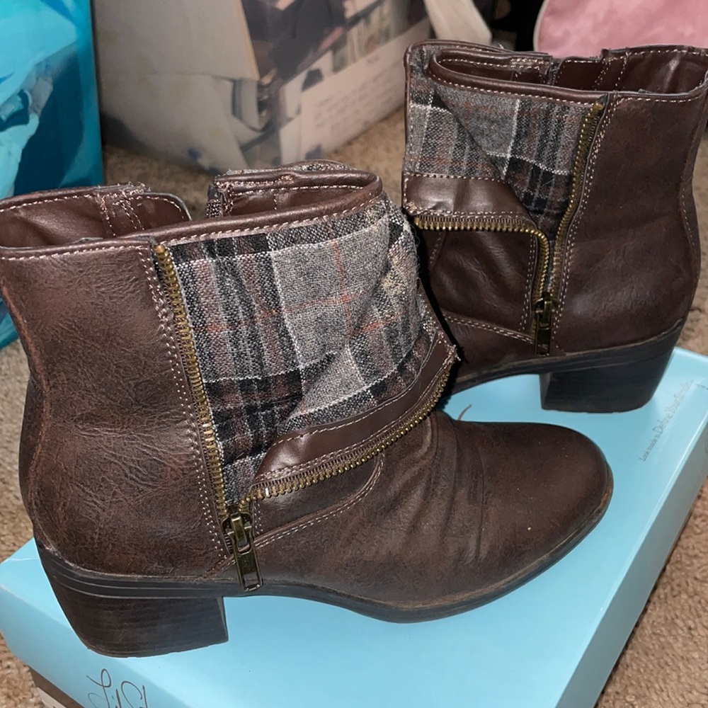 Life Stride Ankle Bootie size 6